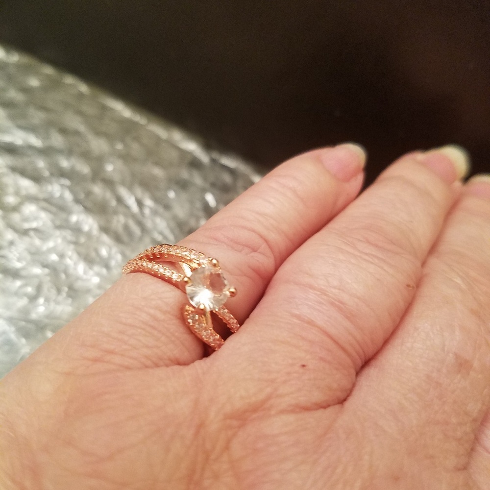 NEW - SIZE 6/7. Rose Gold, White Topaz Ring.